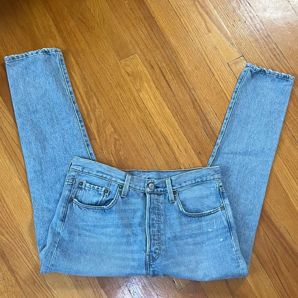 Levi 501 Distressed Classic Hugh Rise Light wash Jeans B3